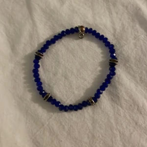 Armband  - As snygg men har en konstig grej som jag visade på bilden 