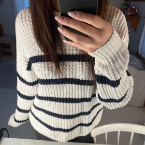 Stickad tröja  - En vit stickad tröja med mörkblåa ränder i storlek S ifrån lager💗