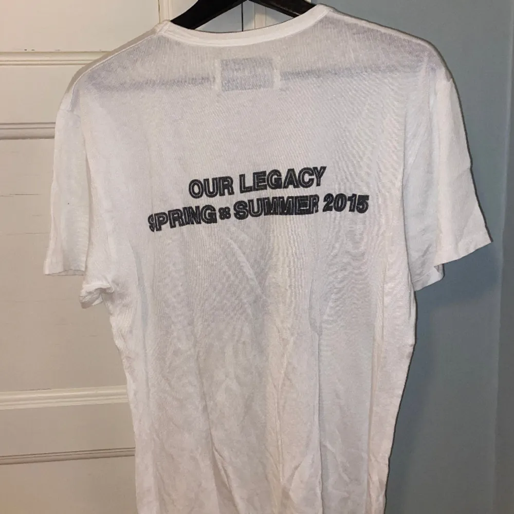 T-shirt från Our Legacy i vitt med svart tryck, strl 46, men funkar bra på mig som är en 36a . T-shirts.