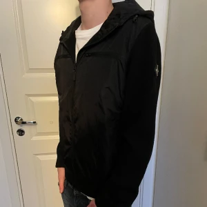 J.Lindeberg cardigan  - Säljer en väldigt snygg J.Lindeberg cardigan som är i ett väldigt bra skick! Storlek S! Hör gärna av dig om du har frågor! 