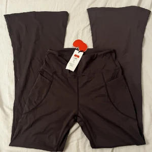 Gråa yogapants - Gråa yogapants i träningsmaterial💘 helt i nyskick med lappen kvar! Har fickor på sidorna<3 skriv vid fler funderingar