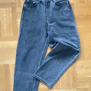 Skatejeans - Gråa skatejeans från junkyard SweetSkateboardCompany. Nypris ca 1200. Passar någon som är ca 150-160 cm lång. 
