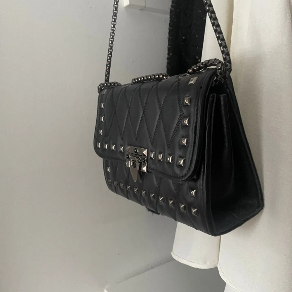 Fin svart handväska som går att använda som både axelremsväska och shoulderbag!!💕. Väskor.