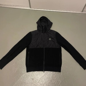 J.Lindeberg Cardigan - J.Lindeberg cardigan i jättebra skick! Köpt för 3200 i höstas och har inte använts mycket då den e för stor. Ingen synlig defekt eller något sådant men för fler bilder är de bara att skicka dm! Vi släpper denna för 1999!