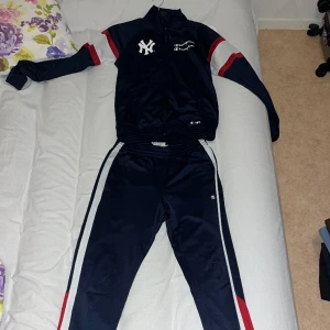 Champion - Fint tracksuit. Sitter fint på och inte så använda 