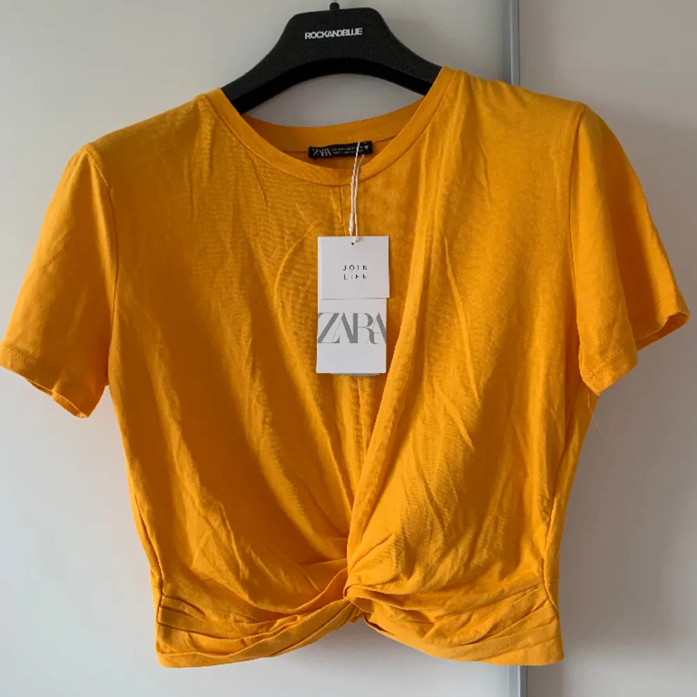 T-shirt från Zara, nyskick ☺️ Liten i storleken, mer som S och Xs.. T-shirts.