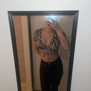 Söt topp med zebramönster - Använd några få ggr, säljs för den tyvärr är för liten för mig. Står strlk. M men passar XS.