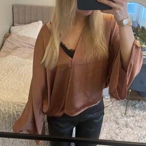 Blus - Så fin blus i satin från hanna fribergs kollektion med NAKD! Fint skick då den knappt är använd ! 