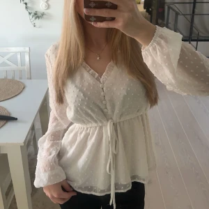 Vit blus  - Vit blus. Storlek S och är aldrig använd.