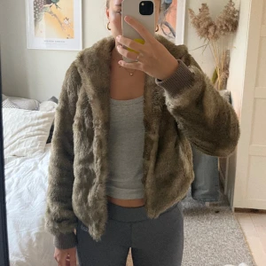 Pälsjacka - Svinsnygg jacka i fakepäls, älskar färgen❤️Sitter som M