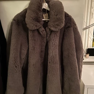 HM Kappa  - Storlek M, passar 36-38. Knappt använd, fint skick. Nypris: 149£