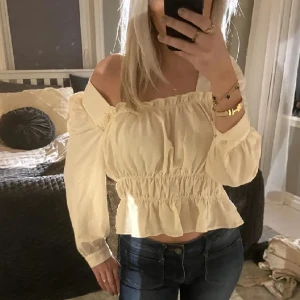 Gul/beige blus  - Så fin!’❤️