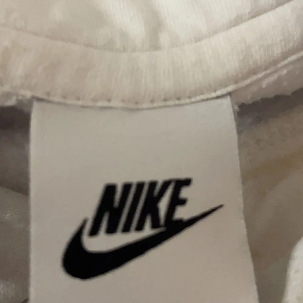 En hoodie från Nike används många gånger men i fint skick förutom att den har en liten fläck på handen. Hoodies.