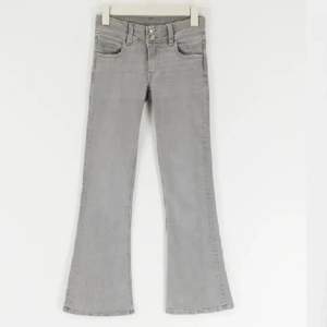 Funderar på att sälja dessa Lågmidjade jeans från Gina Young. Kom med prisförslag. Kan även tänka mig byta💗