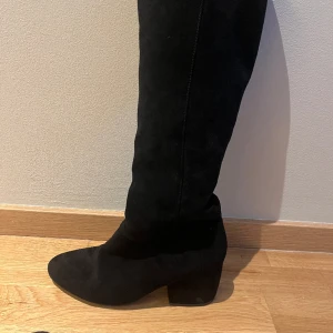 Svarta mocka boots  - Snygga svarta mocka boots med 5 cm klacka. 