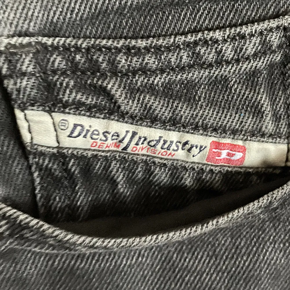 Svarta regular fit straight jeans från Diesel. Nypris 1600. Storlek mid (stod det på lappen men jag är ca. 1,83 så kolla bilden) i jättebra skick.. Jeans & Byxor.