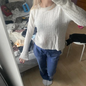 Stickad grå/ vit tröja  - Super söt stickad tröja 💓