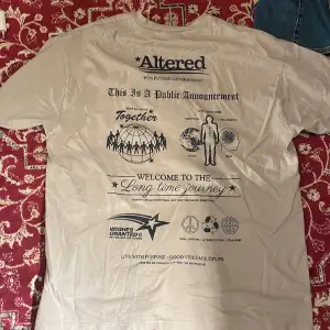 Vit/beige t-shirt från yunkyard helt i nyskick! Köpt för 400kr