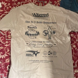 T shirt från Yunkyard - Vit/beige t-shirt från yunkyard helt i nyskick! Köpt för 400kr