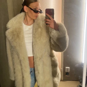 Pälsjacka - Fin pälsjacka i strl L från Gina tricot! Köptes för 1300 och är nu slutsåld! Använd endast 3 gånger!