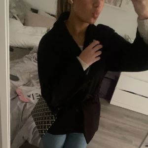 kappa - säljer min svarta kappa ifrån missay då den inte kommer till användning längre då jag köpt en ny, inga skador osv. För fler frågor och bilder är det bara att höra av sig❤️ priset går att diskutera 