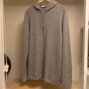 Luca Faloni 100% cashmere tröja - Hej säljer nu denna nästan helt nya Luca Faloni tröja som är gjord i 100% cashmere. Den är i sthlk L och är därför lite för stor för mig. Nypris på tröjan ligger på exakt 4000:- Mitt pris 1999:- och tröjan är använd 2 gånger. Hör av er vid frågor!