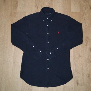 Polo Ralph Lauren Skjorta - Button Down Shirt - Skjorta från Ralph Lauren i storlek S. Den är i väldigt bra skick och har inga defekter. Ny pris är 1295 kr och vårt pris är 349 kr. Vid frågor eller funderingar tveka inte att höra av er.  Passa på nu! 