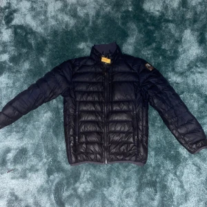 Parajumpers jacka - Hej! Nu har jag en Parajumpers jacka på försäljning! Det är storlek YM barn storlek! Jackan är använd i ok skick. Har inga tecken på skador eller hål!