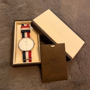 Daniel Wellington  - Tja! Säljer nu min DW klocka få den inte kommer till någon användning, klockan är använd ett fåtal gånger så i väldigt fint skick.