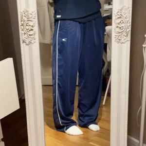 track pants - mörkblåa trackpants, knappt använda. sitter baggy och har knyte i midjan, bra skick :)