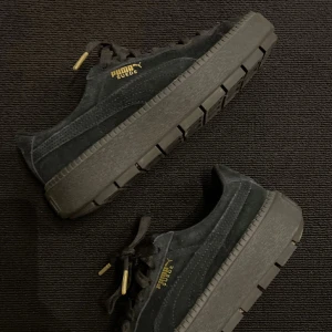 Puma skor - Svarta puma skor i mocka tyg, lite guld detaljer. Använda några gånger. St 38,5
