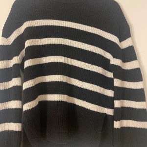 Svart och vit stickad tröja - Super mysig tröja som är varm och bra nu under vintern. Är i storlek XS men passar bra på mig som har M. Är från Kappahl och original priset är 400kr