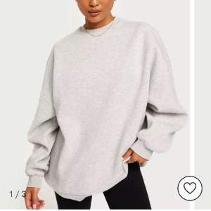 Säljer denna sweatshirten fast i beige  som inte kommer till andvänd. 💕säljer för 175kr nypris 349kr.  