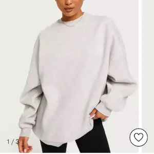 Säljer denna sweatshirten fast i beige  som inte kommer till andvänd. 💕säljer för 175kr nypris 349kr.  