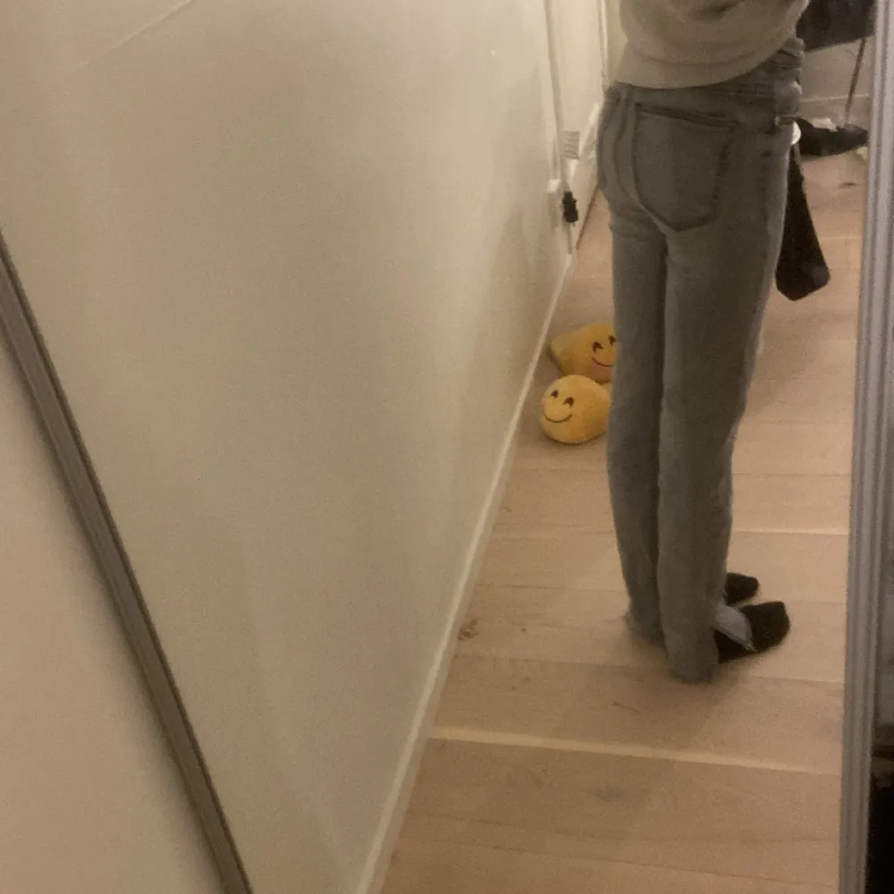 Fina gråa bootcut jeans, nästan aldrig använda. Dom är klippta i slutet av byxorna för att dom är långa men absolut ingen skillnad, fråga om fler bilder privat💕. Jeans & Byxor.