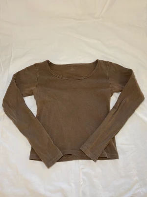 Långärmad brandy Melville tröja - En super söt brun långärmad tröja från brandy Melville som inte kommer till användning längre. Skulle uppskatta storleken till xs-s.