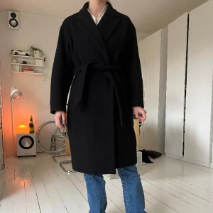 Svart Kappa - Kappa från Vero Moda. Använd men i gott skick.