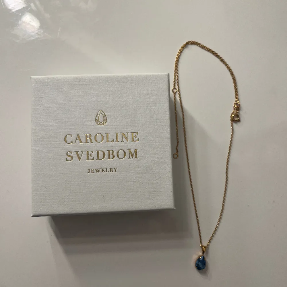 Blått Caroline svedbom halsband med guldkedja. Knappt använt och köpt för 800  kr. . Accessoarer.