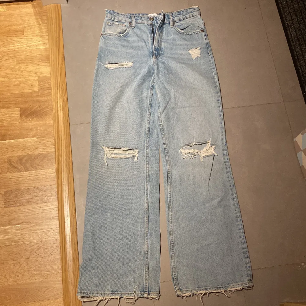 Vida ljusa jeans med slitningar från Zara. Använt kanske två gånger så dom e som nya. . Jeans & Byxor.