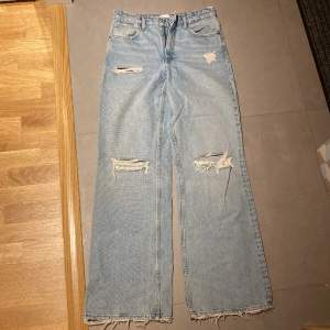 Vida ljusa jeans med slitningar från Zara. Använt kanske två gånger så dom e som nya. 