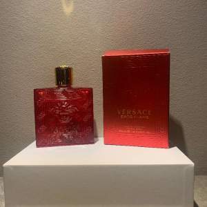 Versace eros flame 85/100ml kvar ish Full presentation  Locket sitter lite löst. Hör av er vid frågor Kolla in andra annonser för samfrakt. 