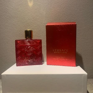 Versace eros flame - Versace eros flame 85/100ml kvar ish Full presentation  Locket sitter lite löst. Hör av er vid frågor Kolla in andra annonser för samfrakt. 
