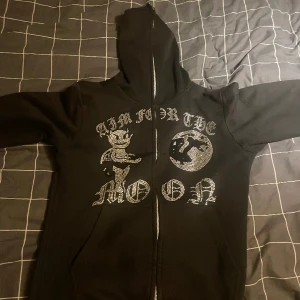 Aim for the moon zip - Tjena, säljer denna zip up eftersom det inte riktigt är min stil.