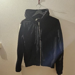 Kofta - Svart koftavmed vitt sträck på armarna    