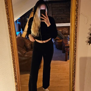 Set - Two piece set i velvet från nly trend. Storlek M. Använda några gånger.