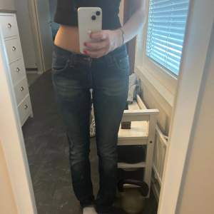 Köpt dessa jeans begagnat o då dem är lite små på mig har jag valt att sälja vidare!! Långa på mig som är 175 cm & har vanligtvis 85 innerbenslängd 😊