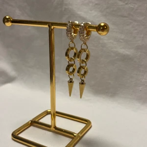 Örhängen - Väldigt fina örhängen! Finns i guld.  Köp för 109kr/st Eller 199kr/paret. Modell 138 Smyckes ställningen finns även att köpa för 299kr!