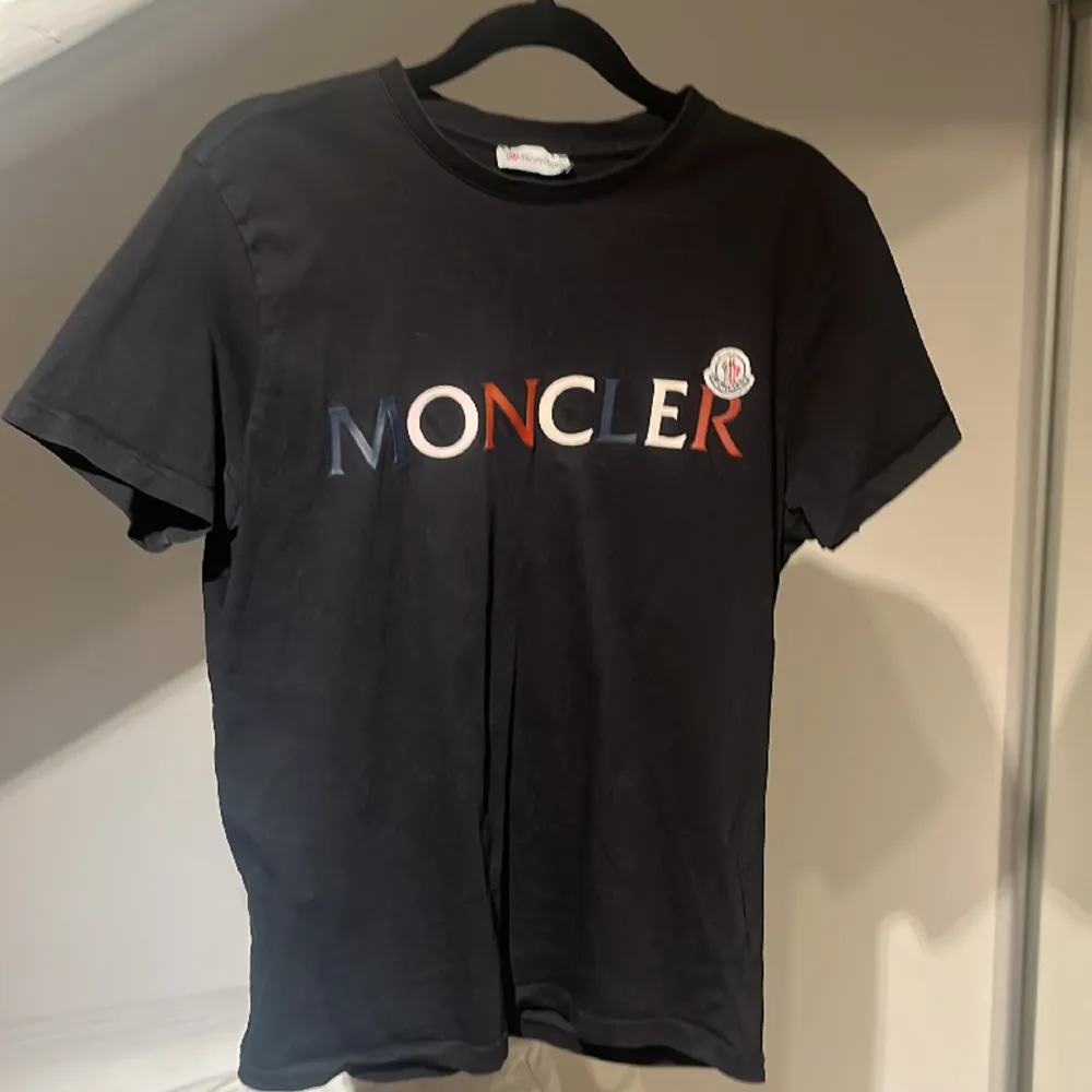 Moncler tshirt (replica!) men bra skick och riktigt fet modell, säljer billigt pga av den är rep Skriv vid intresse eller  funderingar 🌟. T-shirts.