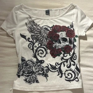 t-shirt med döskalle och andra detaljer - jättefin och använd ett fåtal gånger💖