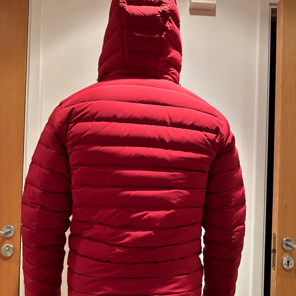 Säljer denna röda Pelle P jackan som är i väldigt gott skick och sällan använd. Nypris: 3000kr Säljs för: 1000kr (pris går att diskutera) Hör av dig vid fler frågor!! Mvh. Takit.